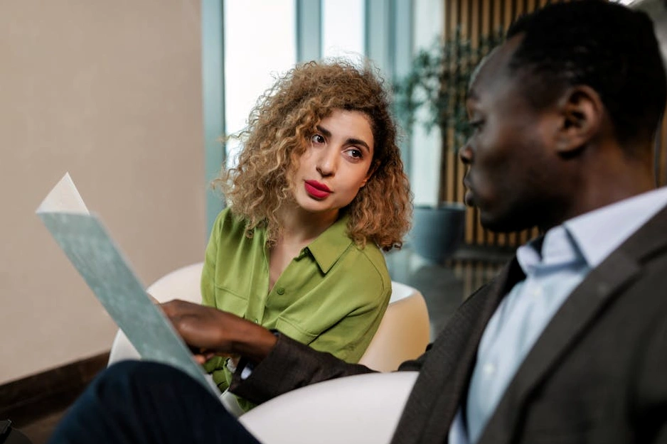 Team di consulenti energetici in riunione strategica in un ufficio moderno.