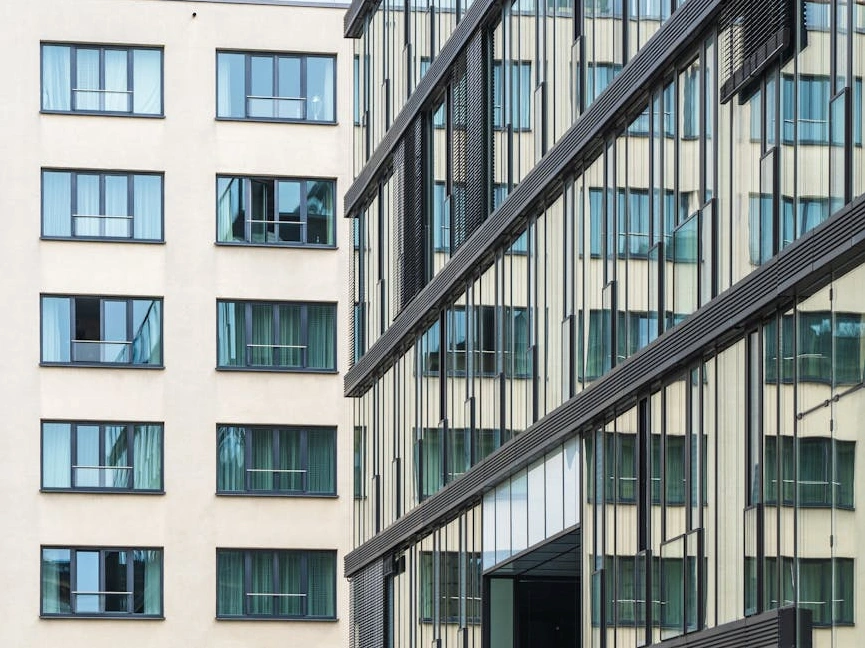 Moderno edificio aziendale con pannelli solari sul tetto.
