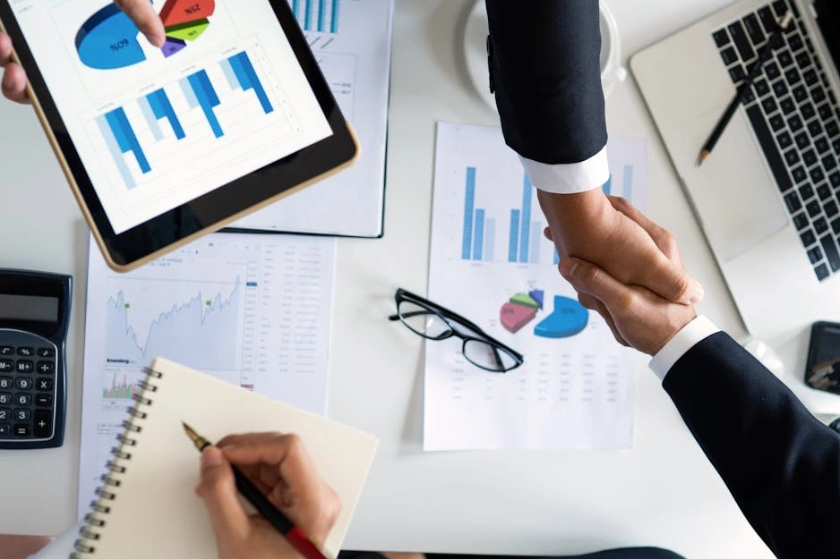 Consulente energetico sorridente che mostra un tablet con grafici di efficienza.